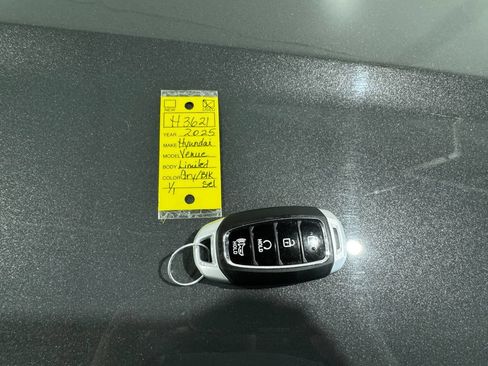Used 2025 Hyundai Venue Limited FWD image 43