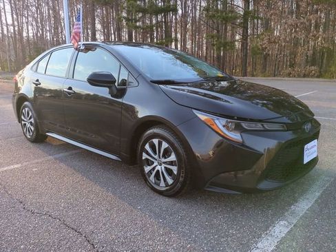 Used 2022 Toyota Corolla LE image 2