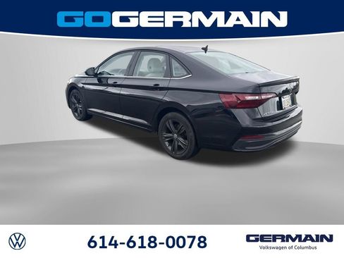 Used 2023 Volkswagen Jetta SE w/ Panoramic Sunroof Package FWD image 4