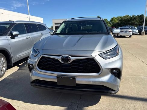 Used 2025 Toyota Highlander XLE AWD/4WD image 3