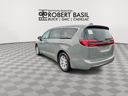 Used 2023 Chrysler Pacifica Touring-L FWD image 6