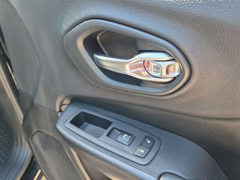 Used 2019 Jeep Cherokee Trailhawk w/ Comfort/Convenience Group AWD/4WD image 27