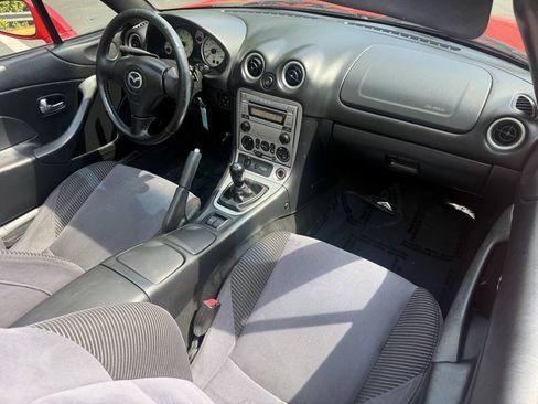 Used 2005 MAZDA MX-5 Miata RWD image 16