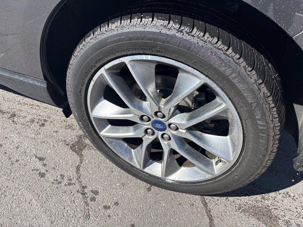 Used 2018 Ford Edge Titanium w/ Equipment Group 302A AWD/4WD image 3