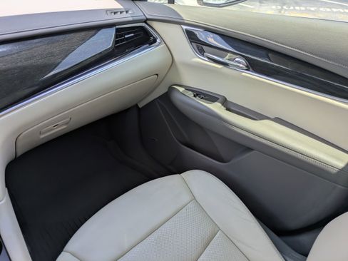 Used 2022 Cadillac XT6 Premium Luxury w/ Technology Package FWD image 12
