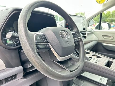 Used 2021 Toyota Sienna LE AWD/4WD image 36