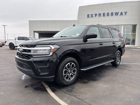 Used 2023 Ford Expedition Max XLT image 3