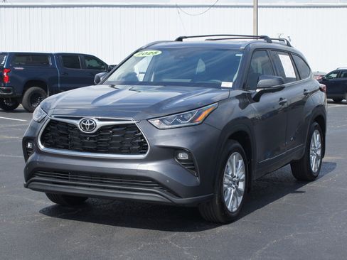 Used 2025 Toyota Highlander Limited AWD/4WD image 2