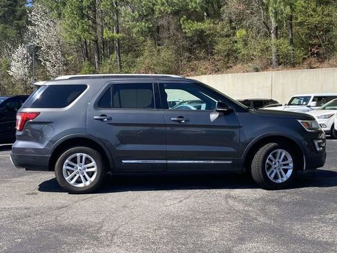 Used 2017 Ford Explorer XLT w/ Equipment Group 202A image 2