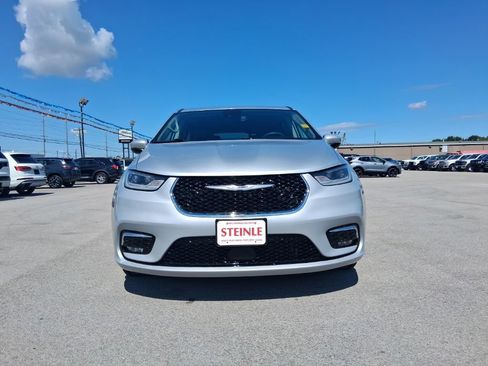 Used 2023 Chrysler Pacifica Touring-L FWD image 3