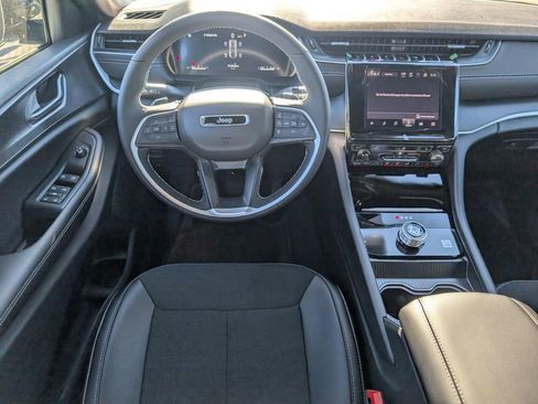 New 2025 Jeep Grand Cherokee Altitude image 9