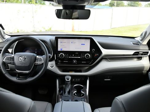 Used 2024 Toyota Highlander Limited FWD image 25