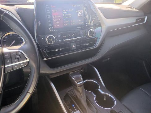 Used 2022 Toyota Highlander XLE AWD/4WD image 19