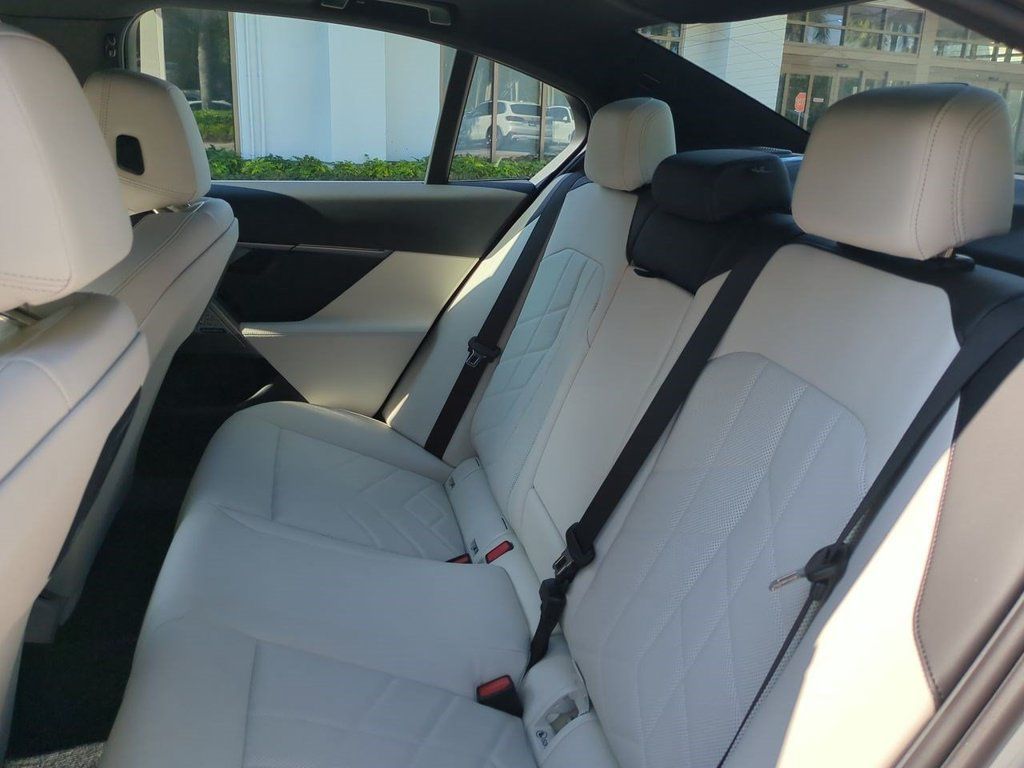 New 2026 BMW i5 eDrive40 w/ Premium Package AWD/4WD image 14