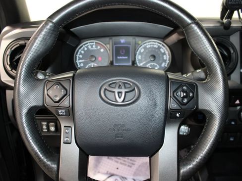 Used 2017 Toyota Tacoma TRD Off-Road w/ Premium & Technology Package AWD/4WD image 31