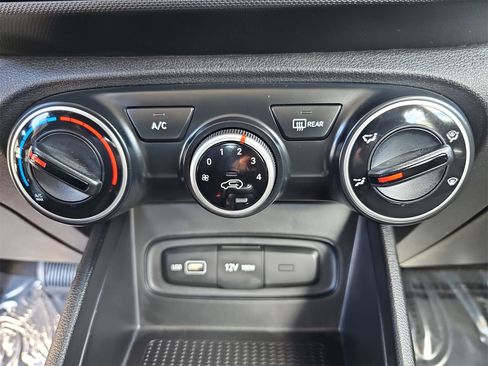 Certified 2022 Hyundai Venue SE image 25