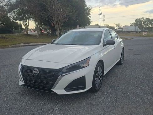 Used 2025 Nissan Altima 2.5 SV image 2