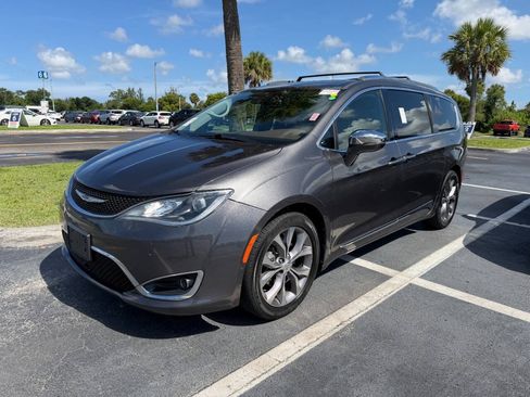 Used 2019 Chrysler Pacifica Limited w/ Tire & Wheel Group FWD image 1