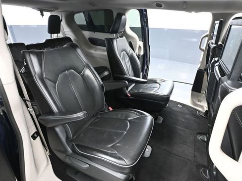 Used 2018 Chrysler Pacifica Limited w/ Advanced Safetytec Group FWD image 43