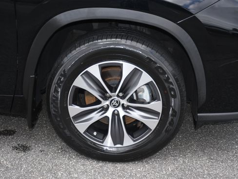 Used 2023 Toyota Highlander XLE AWD/4WD image 22