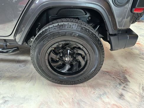 Used 2018 Jeep Wrangler Unlimited Sahara AWD/4WD image 35