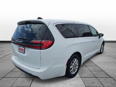 Used 2024 Chrysler Pacifica Touring-L FWD image 5