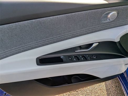 Used 2025 Hyundai Elantra Limited image 8