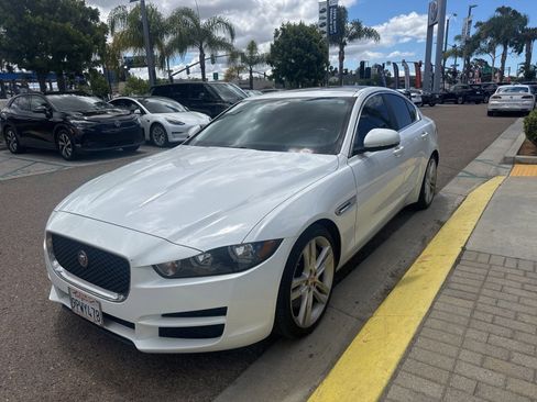 Used 2017 Jaguar XE Prestige RWD image 2
