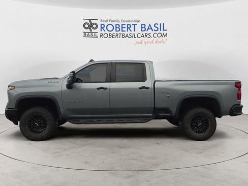 Used 2024 Chevrolet Silverado 2500 ZR2 w/ Technology Package image 2