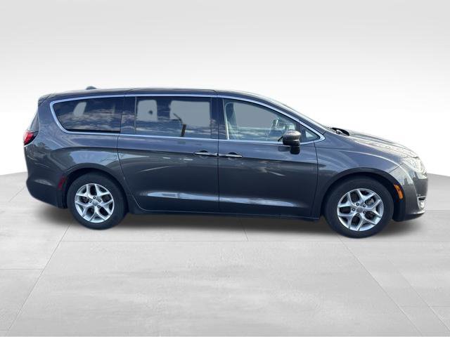 Used 2018 Chrysler Pacifica Touring Plus w/ Tire & Wheel Group FWD image 8