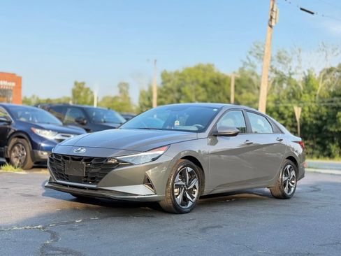 Used 2023 Hyundai Elantra SEL w/ Convenience Package FWD image 4