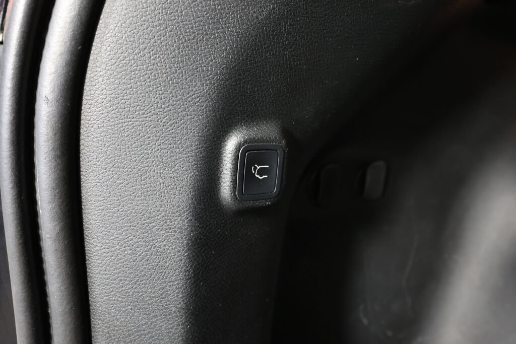 Used 2019 Jeep Cherokee Latitude Plus w/ Comfort/Convenience Group FWD image 19