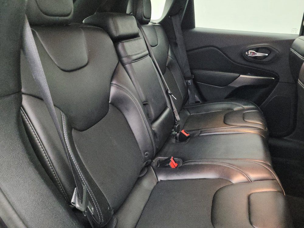 Used 2019 Jeep Cherokee Latitude Plus FWD image 19