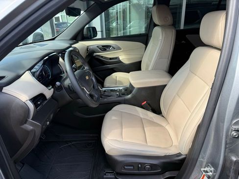 Used 2023 Chevrolet Traverse LT w/ LT Premium Package image 7