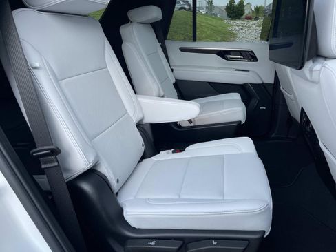 Used 2025 Chevrolet Tahoe Premier AWD/4WD image 23