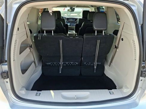 Used 2024 Chrysler Pacifica Touring-L image 23