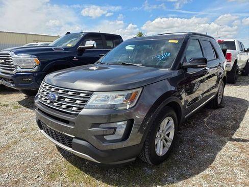 Used 2016 Ford Explorer XLT image 3