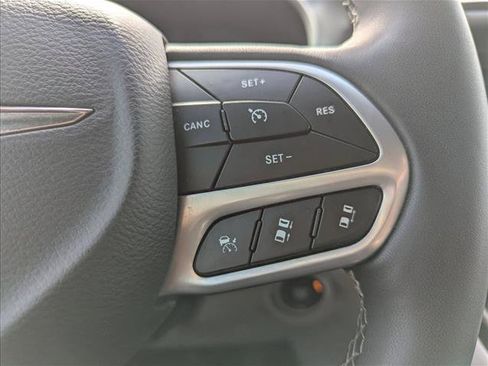 Used 2024 Chrysler Pacifica Touring-L FWD image 13