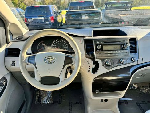 Used 2011 Toyota Sienna image 18