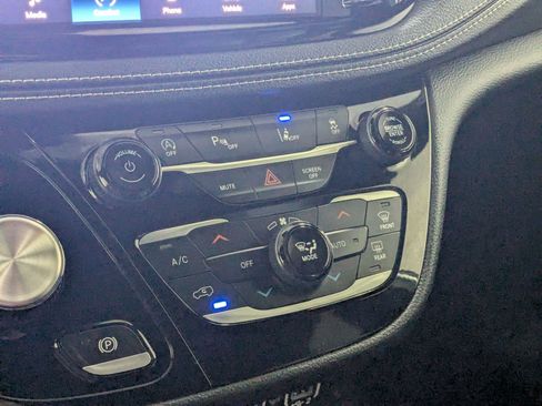 Used 2023 Chrysler Pacifica Touring-L w/ S Appearance Package FWD image 17