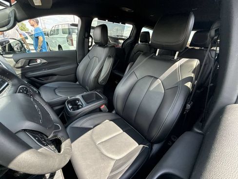 Used 2025 Chrysler Voyager LX FWD image 17