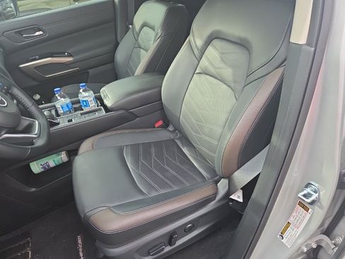 Used 2025 Nissan Pathfinder Platinum FWD image 11