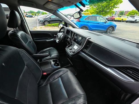 Used 2017 Toyota Sienna SE FWD image 24