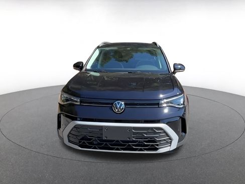 Used 2025 Volkswagen Taos SE image 3