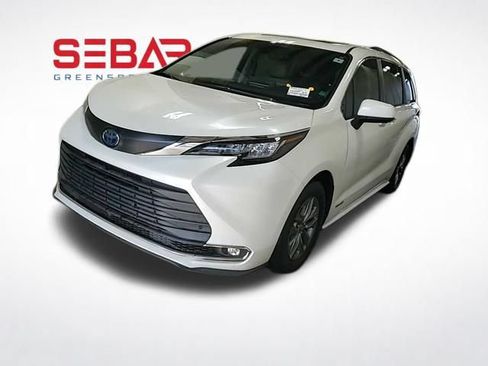 Used 2021 Toyota Sienna XLE FWD image 1