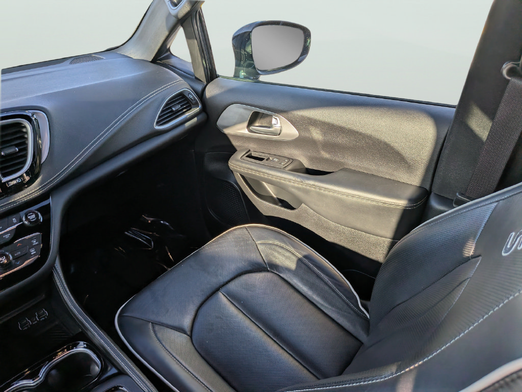 Used 2025 Chrysler Pacifica Limited FWD image 17