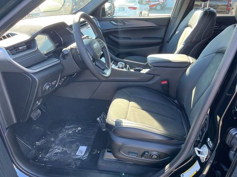 New 2025 Jeep Grand Cherokee Altitude image 19