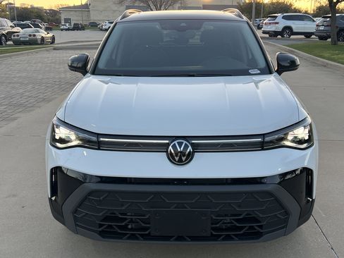 Certified 2025 Volkswagen Taos SE FWD image 3