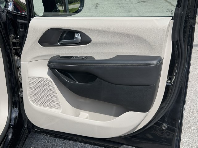 Used 2024 Chrysler Pacifica Touring-L FWD image 34