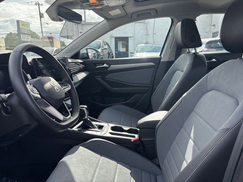 Used 2025 Volkswagen Jetta SE image 25